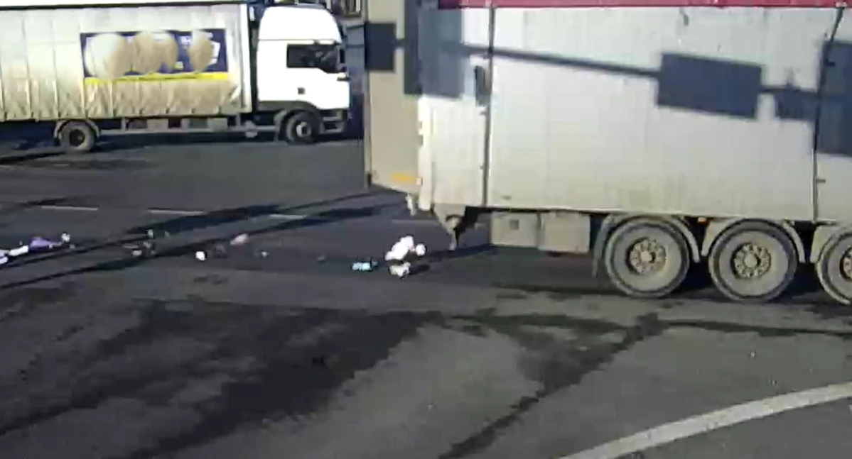 Odpady na jezdni. Zakończono postępowanie w sprawie zdarzenia na alei Jana Pawła II