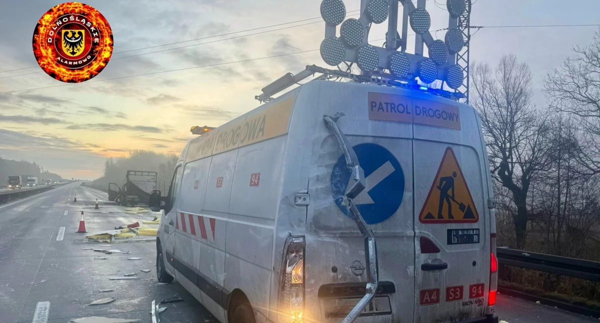 Ładunek naczepy uderzył w patrol autostrady. O krok od tragedii