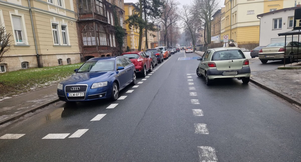 Parking jest już po drugiej stronie. Kierowcy nie patrzą na znaki