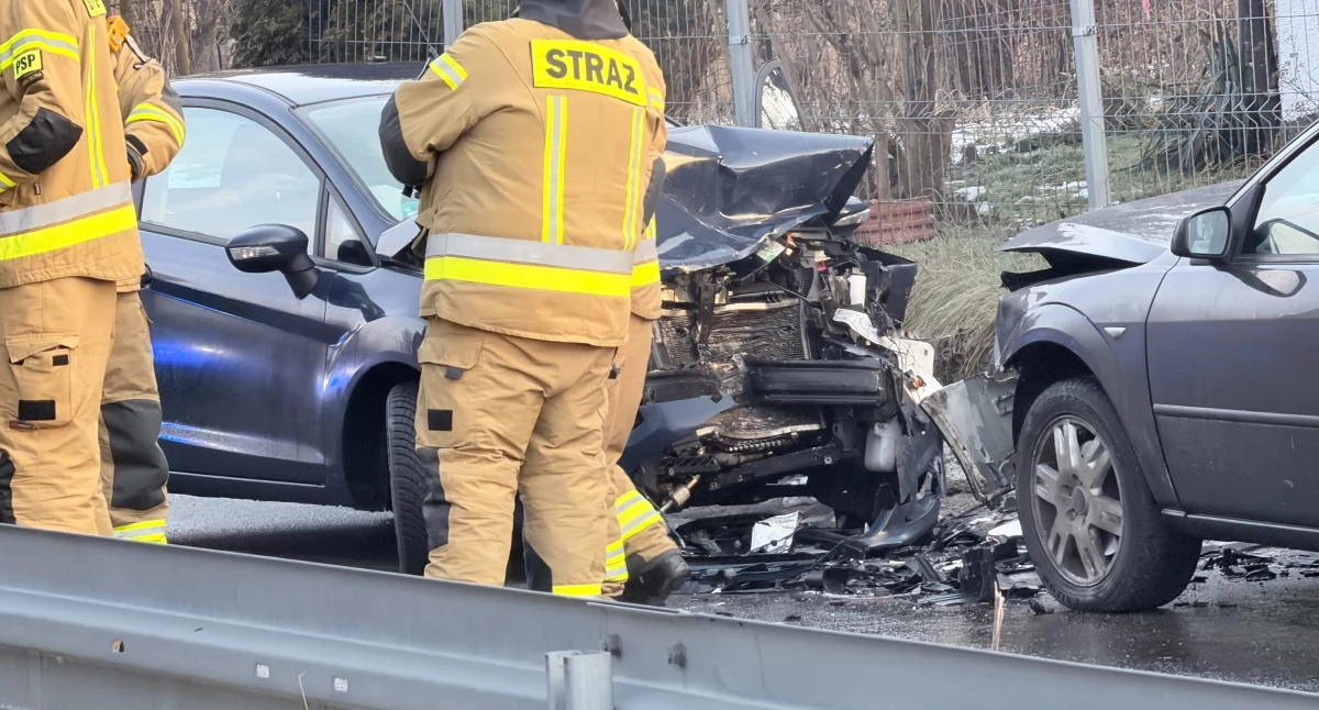 Wypadek w Wojcieszycach. Na drodze kompletne lodowisko