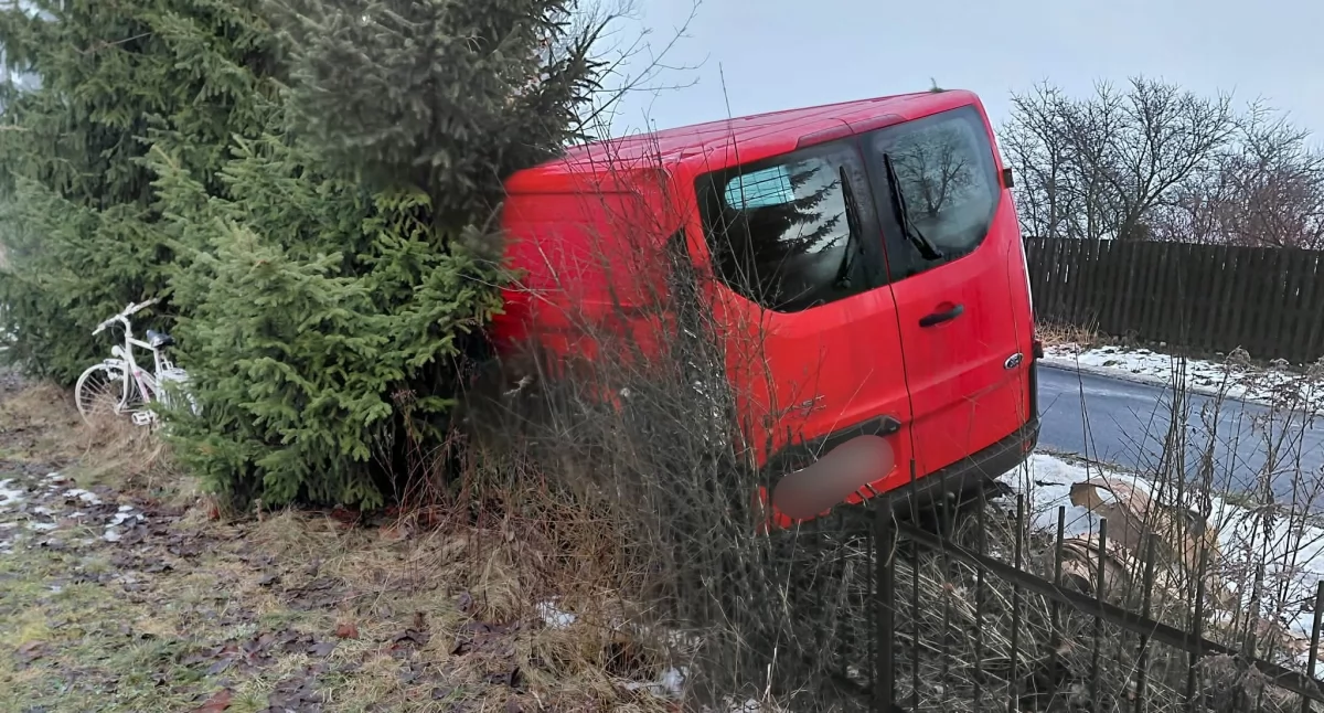 Stracił panowanie na oblodzonej drodze i wpadł w płot