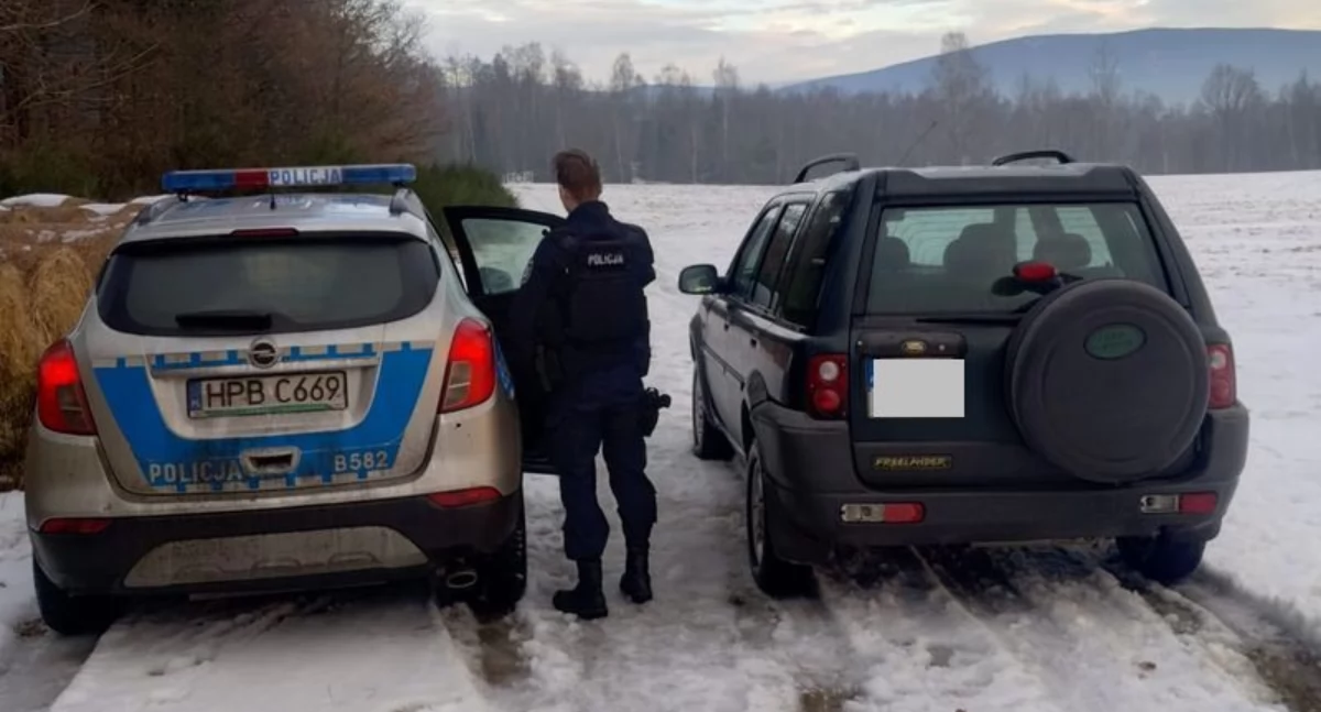 Uciekał przed policją. Ugrzązł w śniegu, co umożliwiło policjantom zatrzymanie mężczyzny