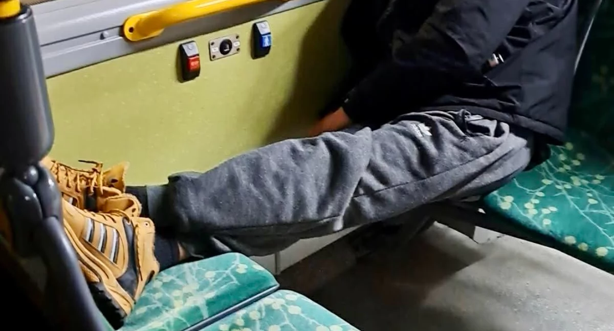 Kultura wysiadła przy wsiadaniu. Pasażer z nogami na siedzeniu