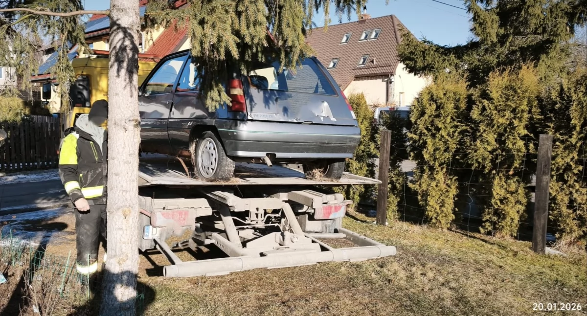 Straż miejska w Jeleniej Górze usuwa kolejne wraki z ulic