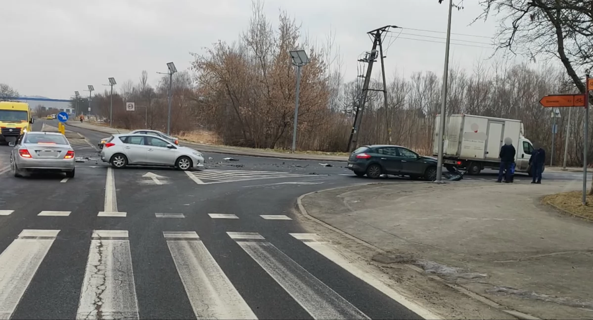 Zabobrze : Utrudnienia w ruchu po groźnym zderzeniu na newralgicznym skrzyżowaniu