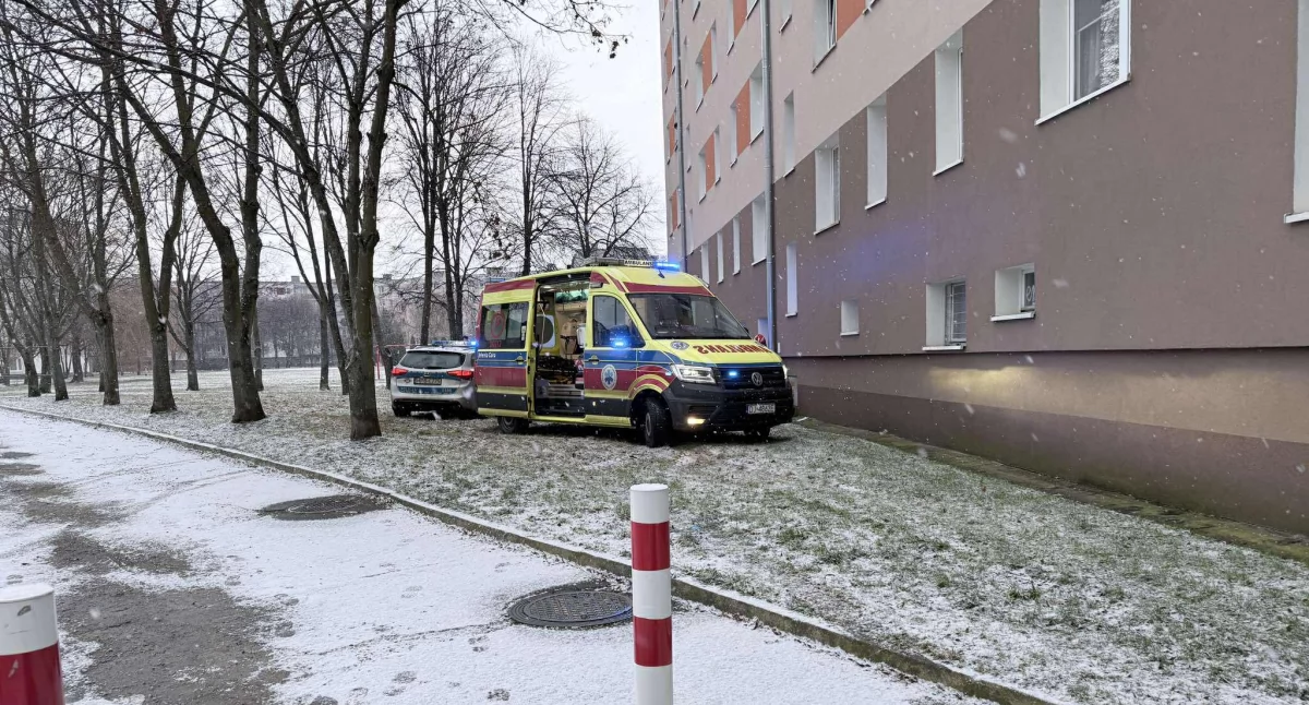 Tragedia na Zabobrzu. Kobieta wypadła z okna