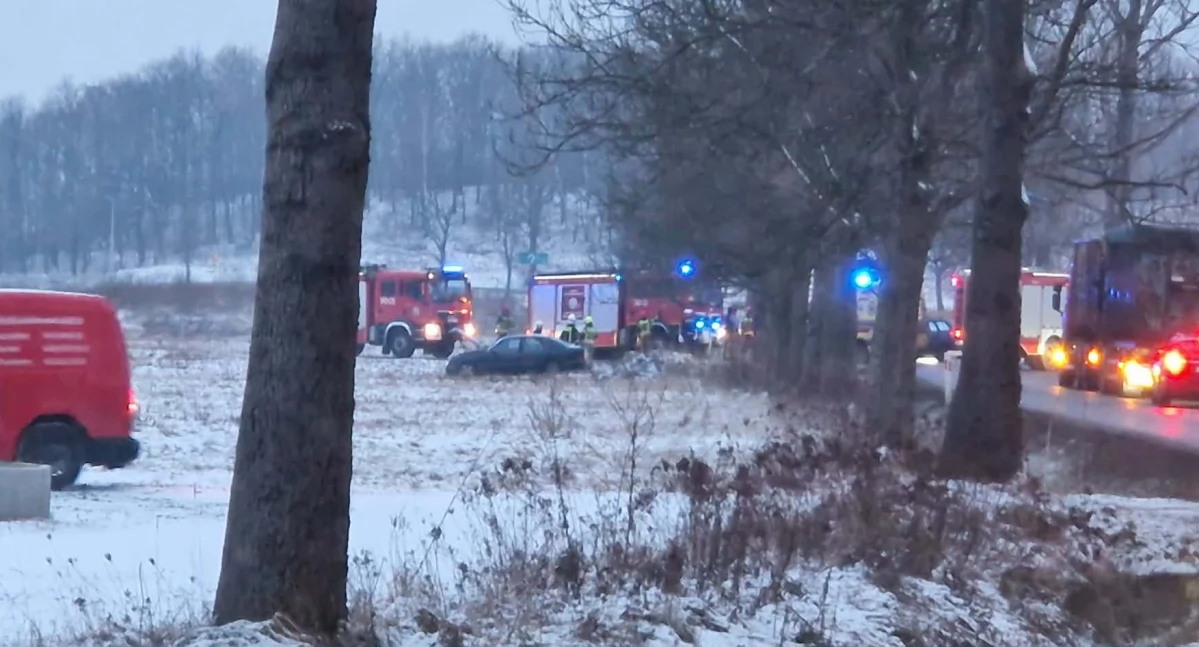 Groźne zderzenie na newralgicznym skrzyżowaniu. Droga w Łomnicy zablokowana