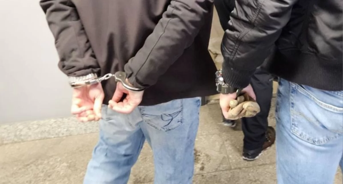 Kradzież torebki z otwartego auta. Sprawcy zatrzymani