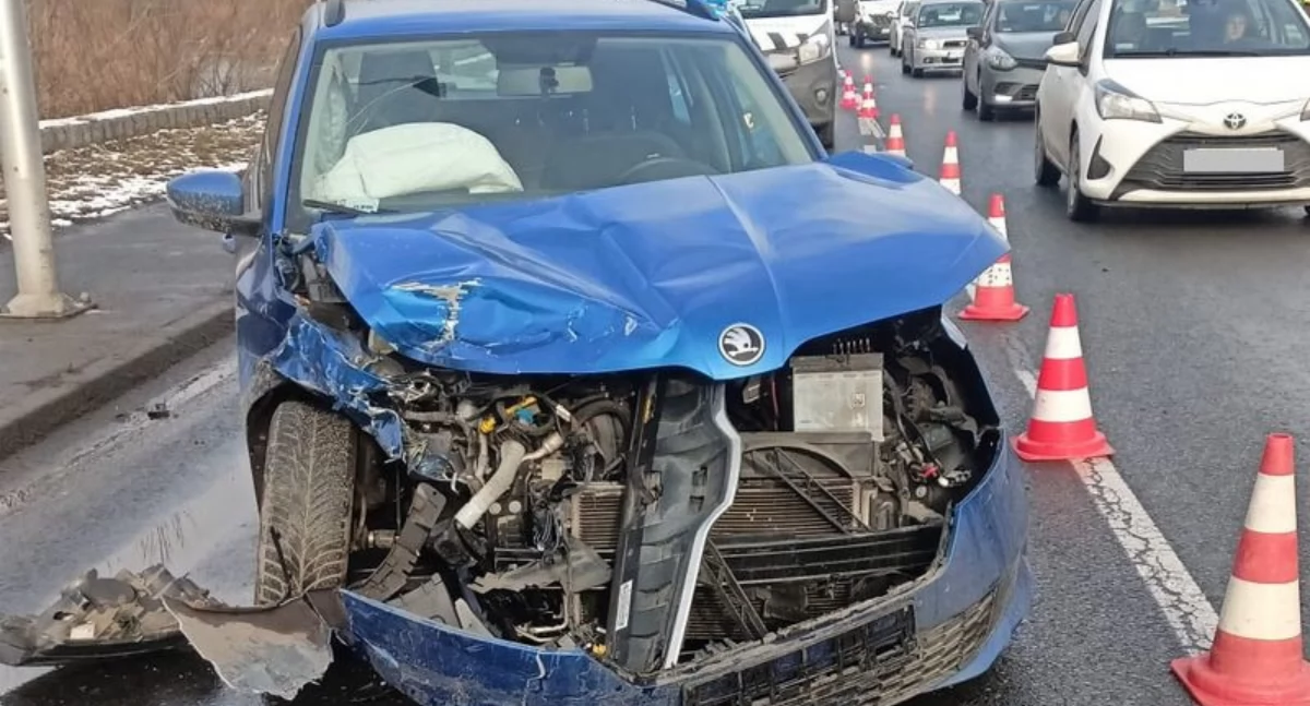 Utrudnienia na ulicy Wolności w Cieplicach po zderzeniu dwóch pojazdów