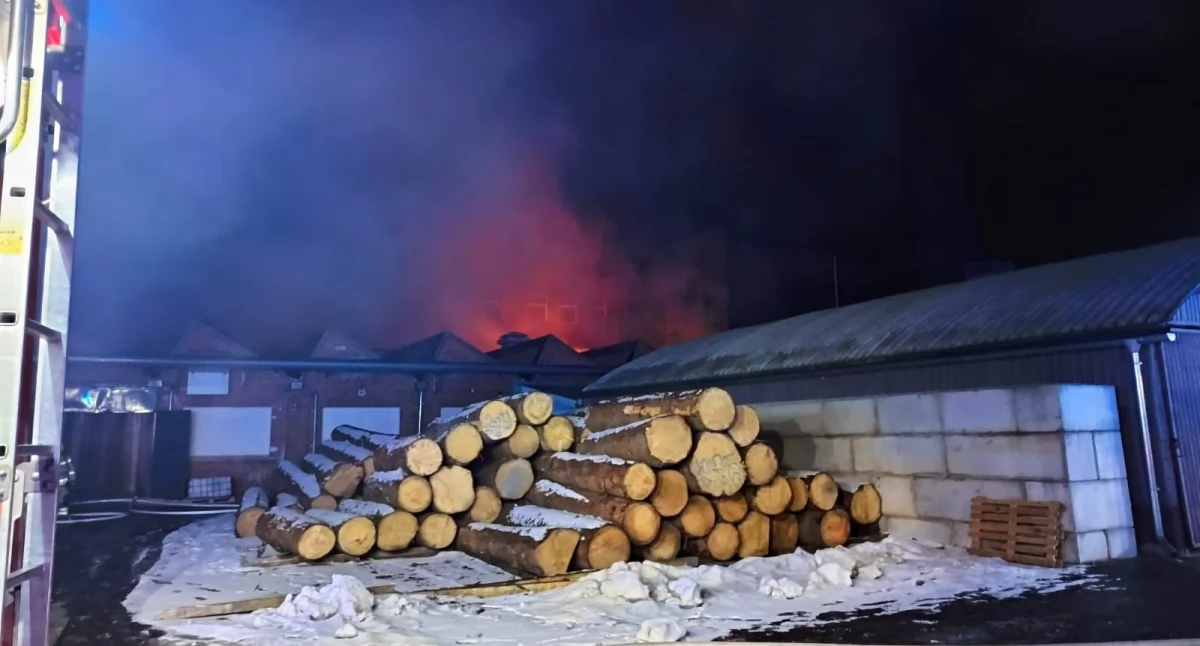 Pożar stolarni w Gryfowie Śląskim. Na miejscu liczne zastępy straży pożarnej