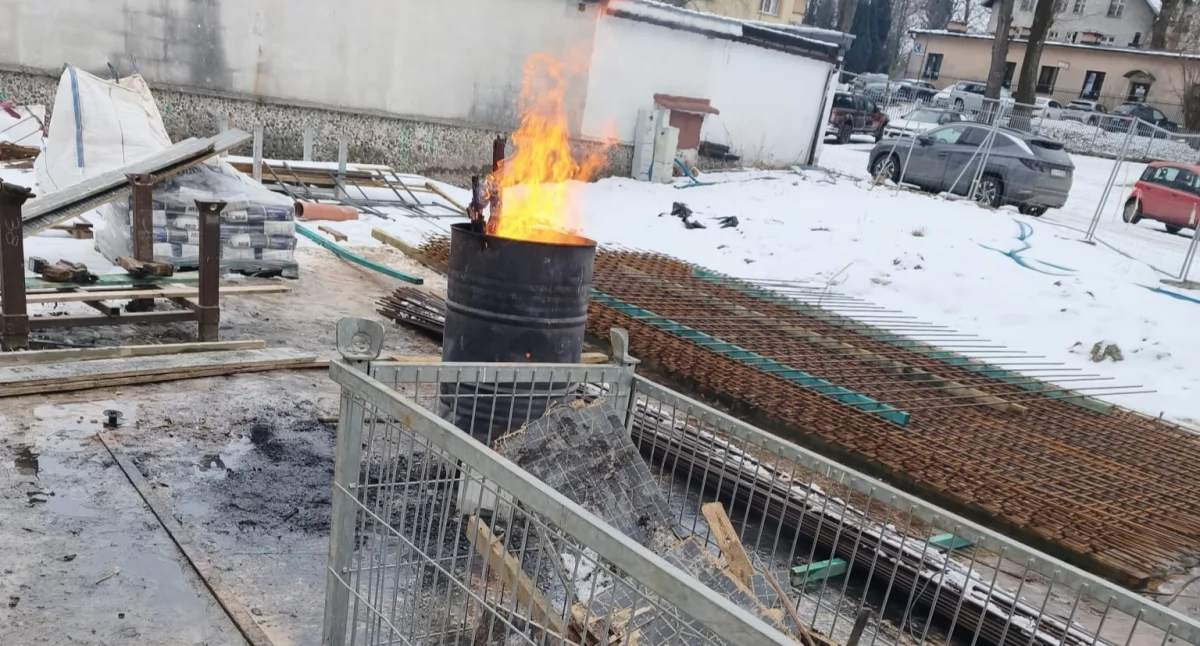 Nielegalne spalanie odpadów na budowie w Cieplicach