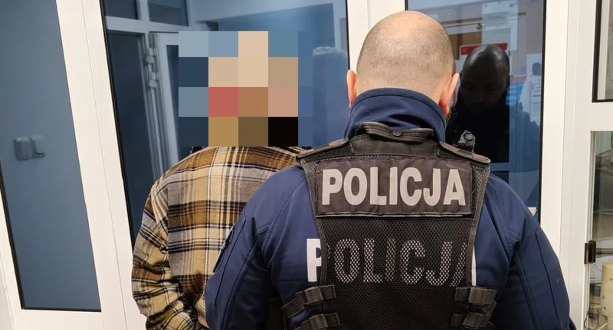 Pijany kierowca wylądował w rowie. Nie mógł wyjść z samochodu…