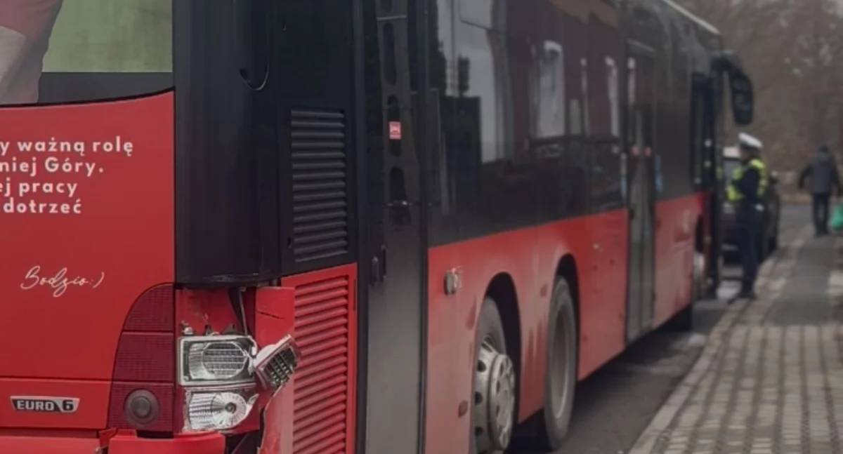 Autobus MZK uszkodził auto podczas zawracania na ulicy Jordana w Jeleniej Górze