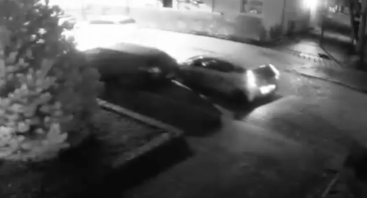 Roztrzaskał zaparkowany samochód i odjechał Toyotą Aygo dalej
