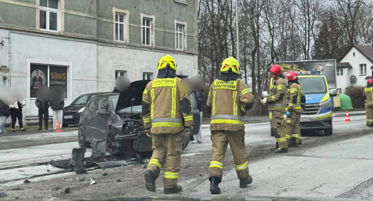 Zderzenie Volkswagena z Oplem na ulicy Wolności. Pechowa niedziela w Jeleniej Górze