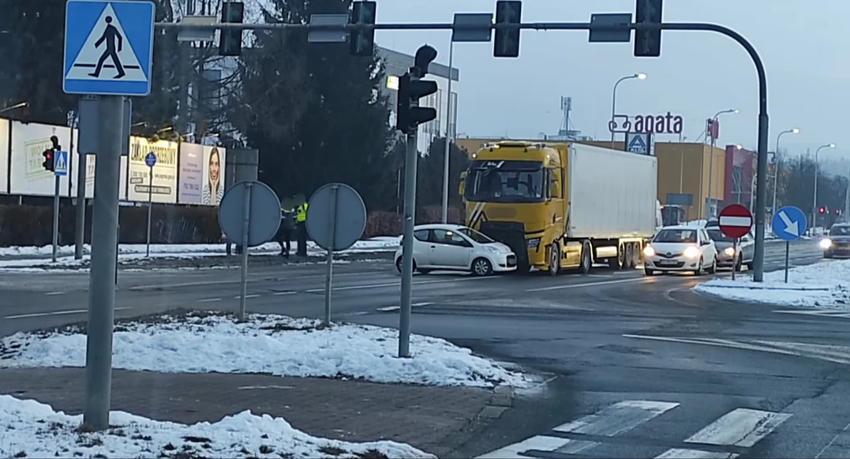 Ciężarówką w osobówkę na alei Jana Pawła II. Pas w kierunku Szklarskiej jest zablokowany