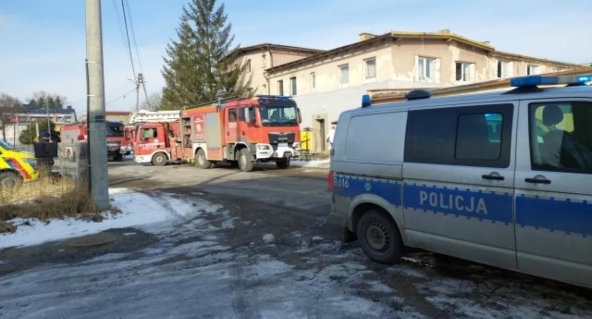 Pożar przy ulicy Wiejskiej w Jeleniej Górze. Trwają działania strażaków