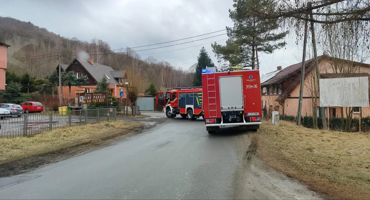 Interwencja strażaków w Zachełmiu. Ogień pojawił się w stropie budynku.