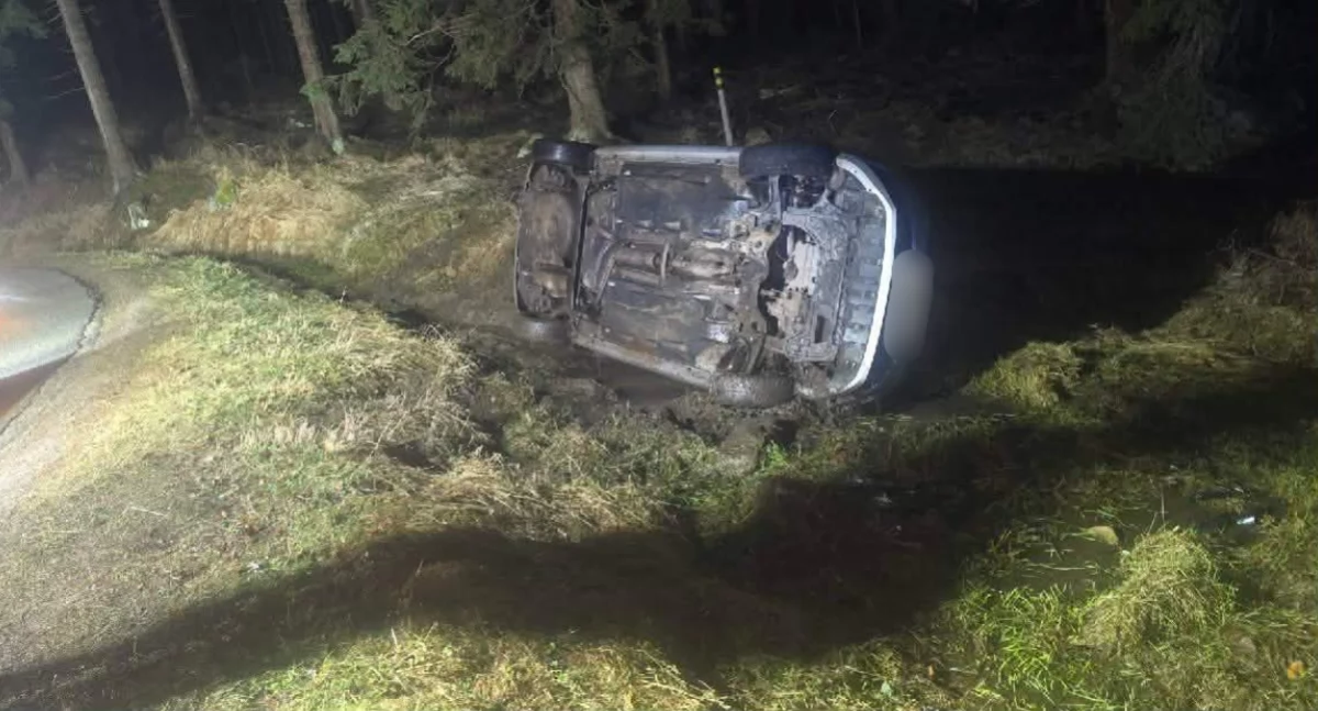 Jechała pod wpływem. Wypadła z drogi i wylądowała w rowie