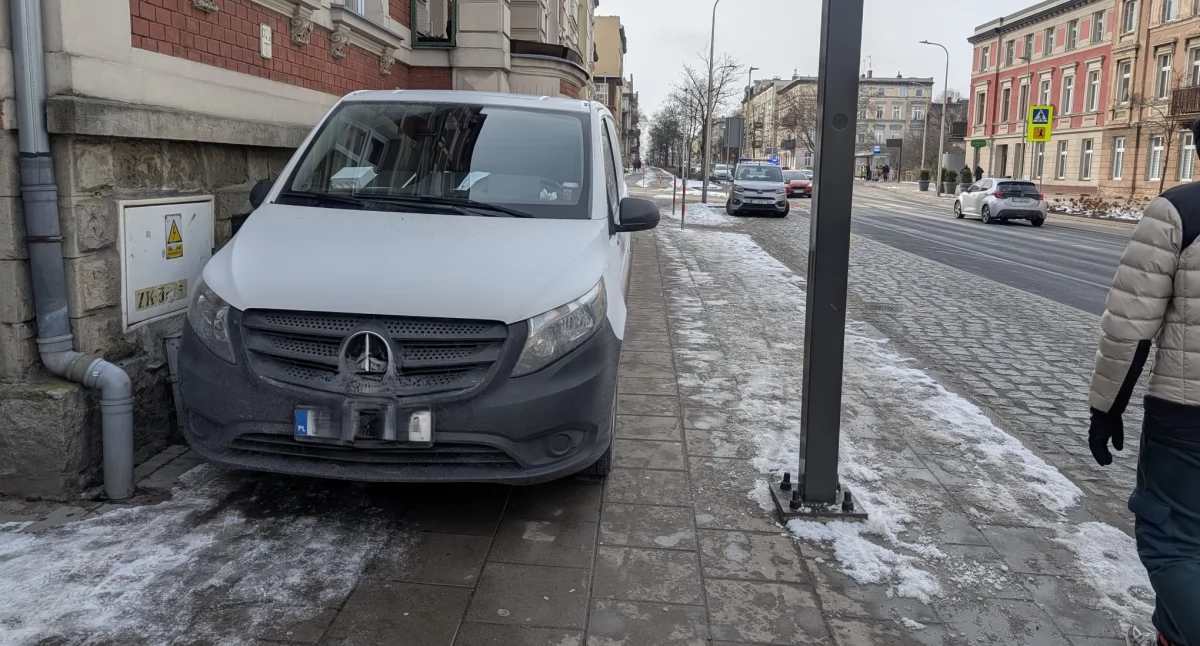 Mistrzowie Parkowania myślą, że chodnik to też parking