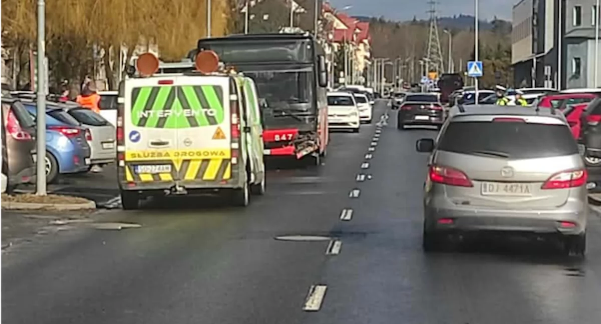 Kolizja z autobusem MZK na Zabobrzu