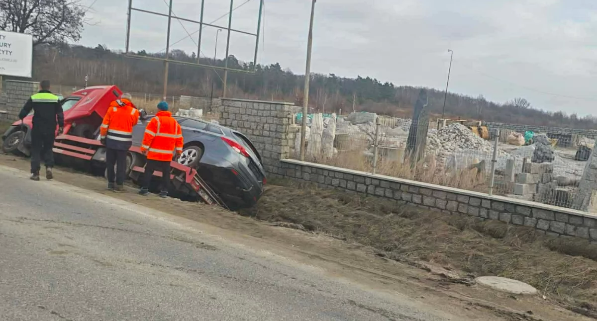 Laweta z samochodem w rowie