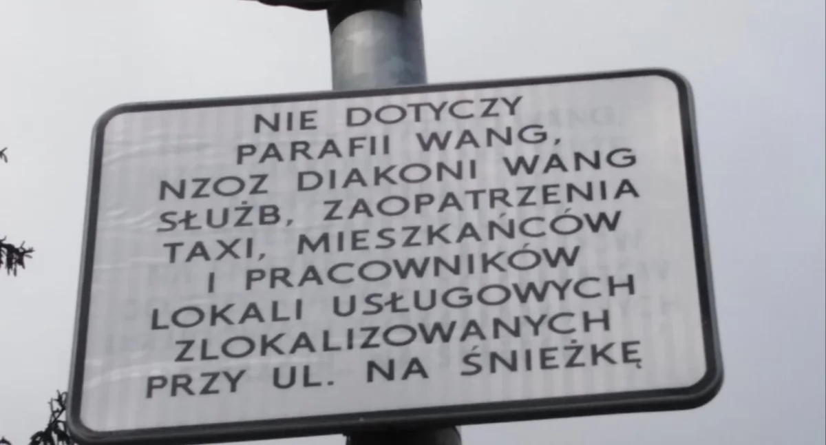 W Karpaczu zakaz ruchu nie obowiązuje. Parkingowy serdecznie zaprasza