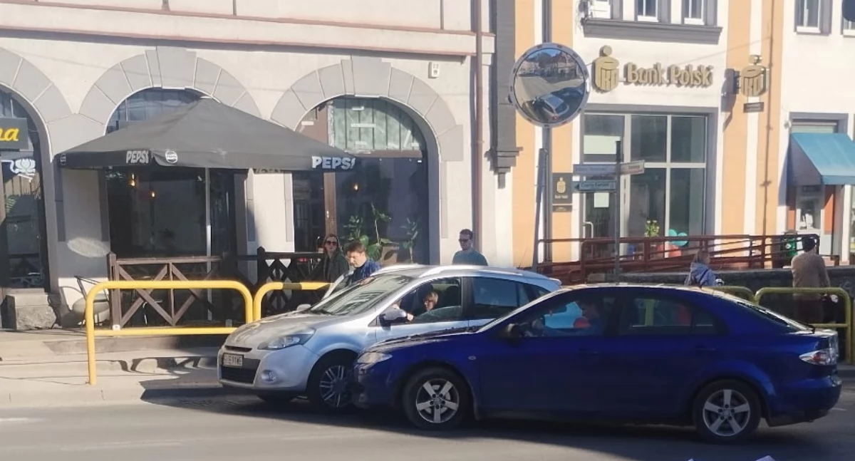 Kolizja w centrum Szklarskiej Poręby. Wymuszenie pierwszeństwa na ul. Jedności Narodowej
