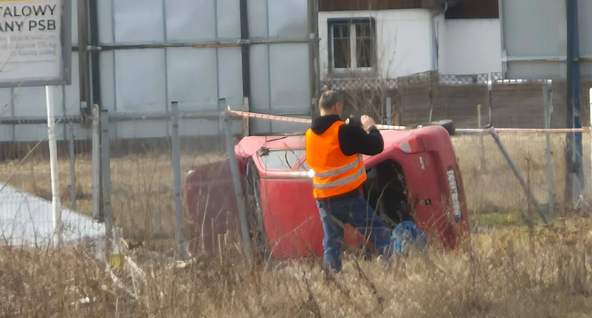 Dachowanie na DK5 w Piechowicach. Samochód wylądował poza jezdnią.