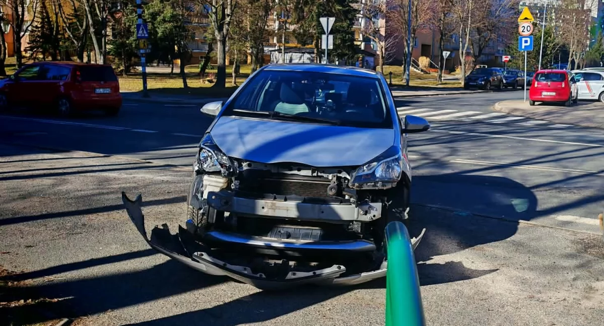 Kolizja z autobusem MZK na ul. Bacewicz w Jeleniej Górze