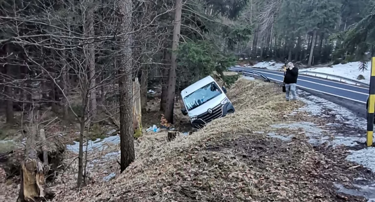 Bus stoczył się z drogi między Szklarską Porębą a Jakuszycami. Kierowca wysiadł tylko na chwilę.