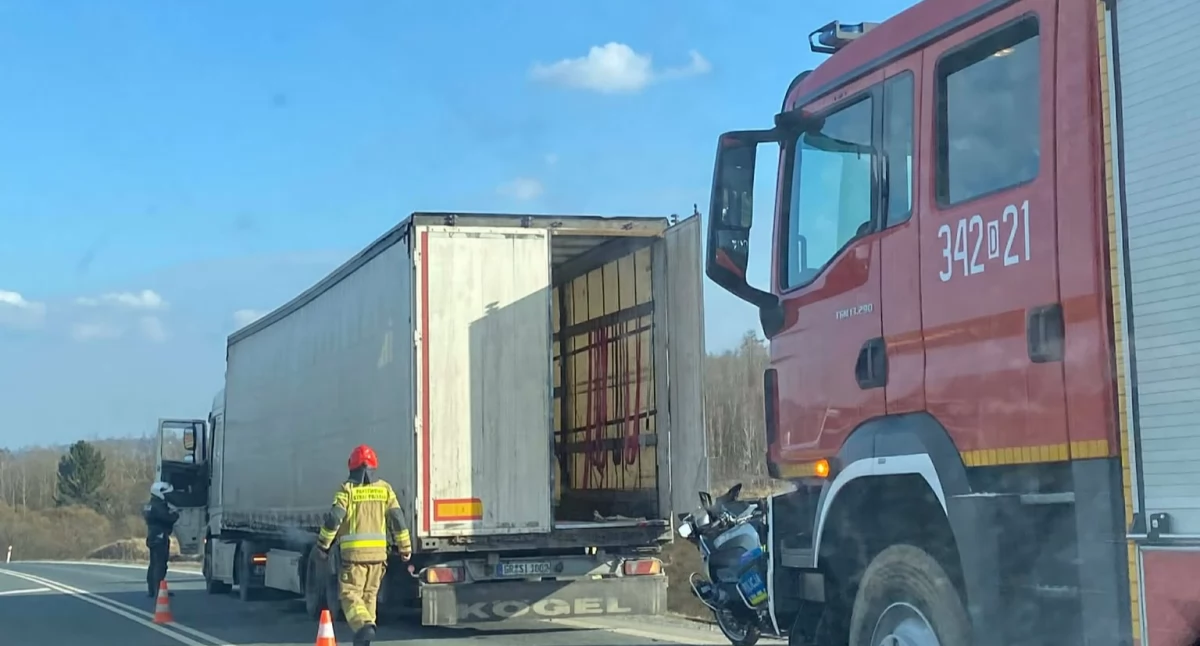 Pożar opony w ciężarówce na obwodnicy Maciejowej. Interweniowały służby.