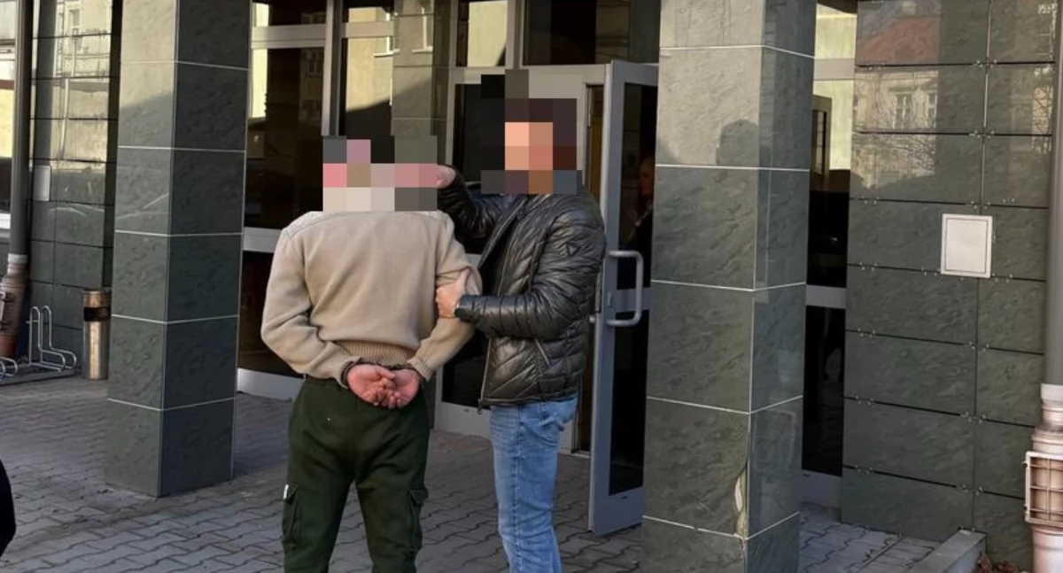 Odebrał pieniądze od seniora oszukanego metodą na policjanta. Zatrzymali go jeleniogórscy kryminalni