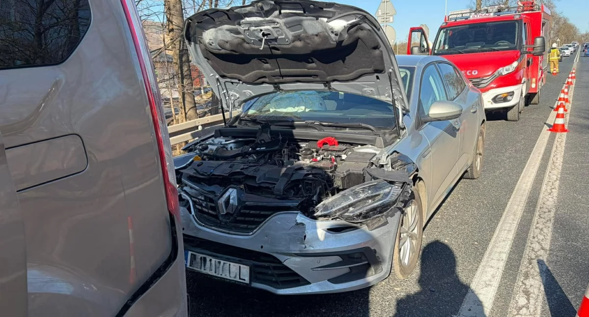 Kolizja na krajowej trójce w Mysłowie. Renault najechał na tył busa z siedmioma pasażerami.