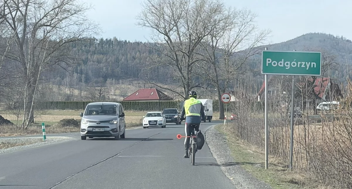 Samochody kontra rowery na drodze. Tylko wzajemny szacunek poprawi bezpieczeństwo