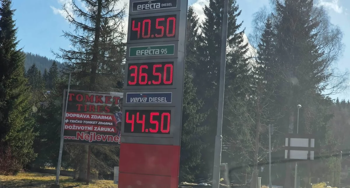 Paliwo po obu stronach granicy. Czy kierowcom opłaca się tankować w Czechach?