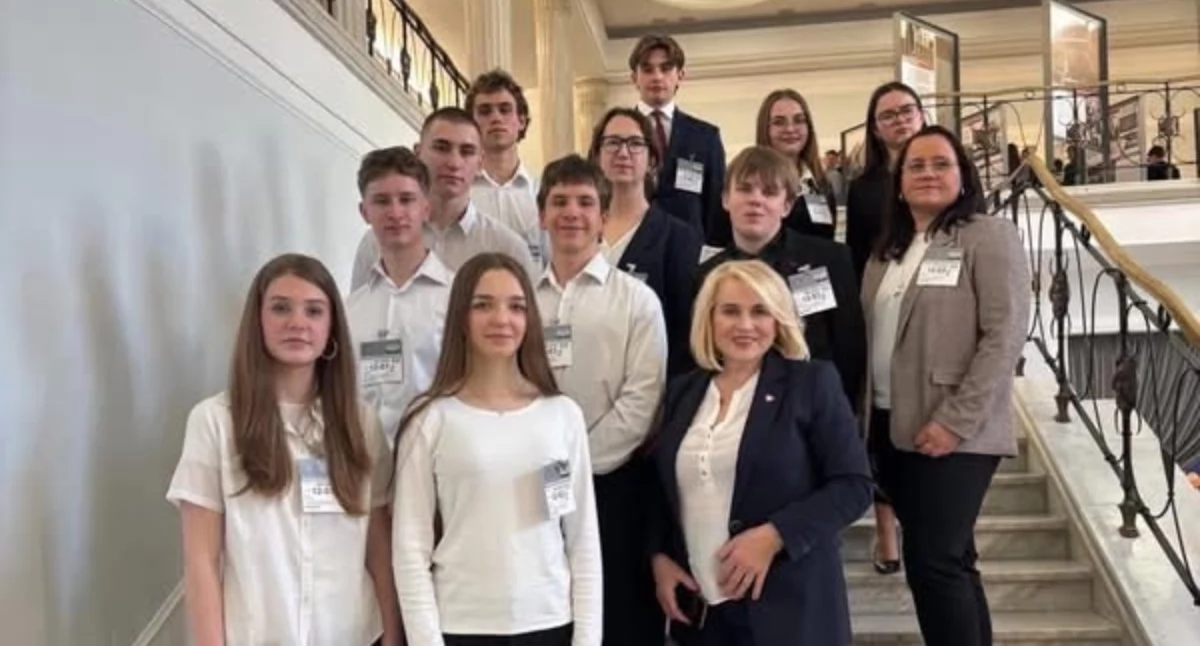 Ze szkolnych klas do Sejmu. Uczniowie z Jeleniej Góry promują edukację polityczną młodzieży