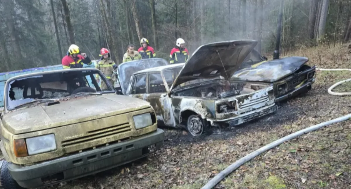 Ktoś podpalił kultowe auta w Świeradowie - Zdroju.  Trzy Wartburgi w ogniu.