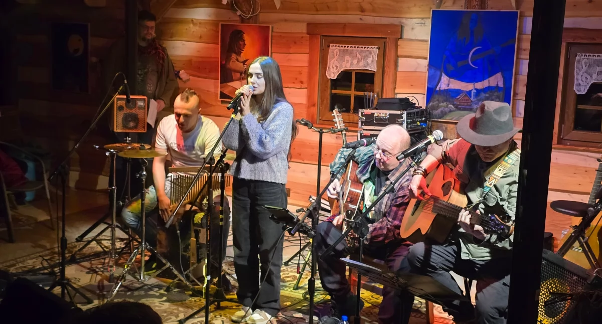 Piątek w Muzyvznej Chacie Izerskiej: muzyka, która zamienia koncert w spotkanie przyjaciół