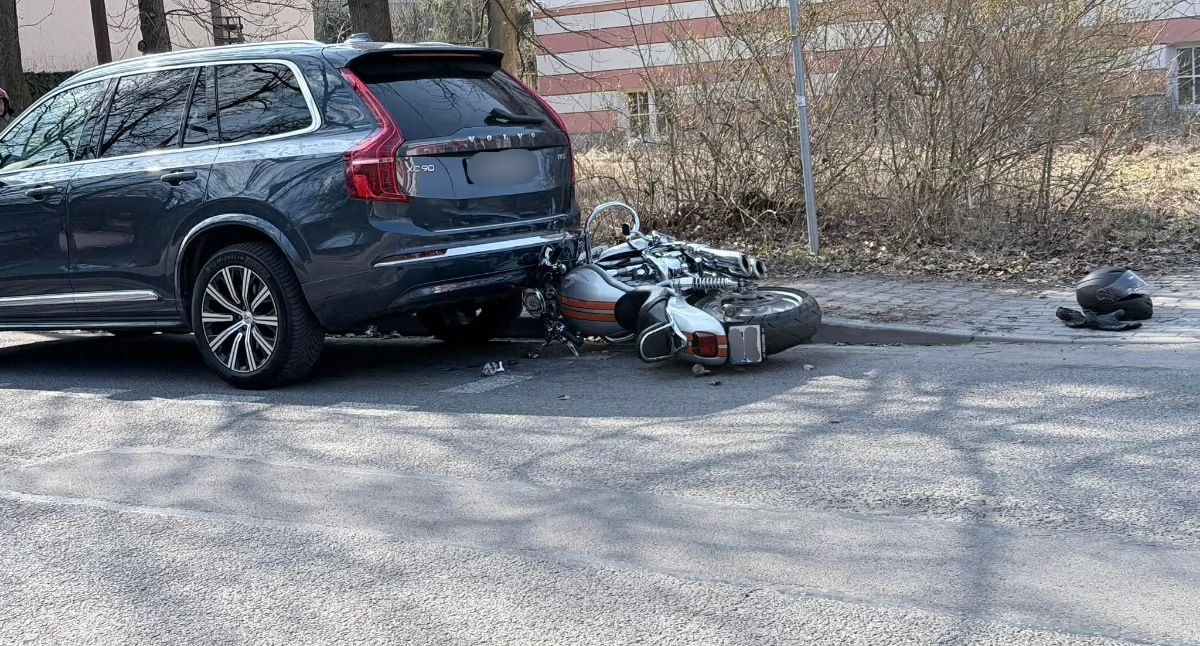 Motocyklem w zaparkowane przy ulicy Cervi Volvo