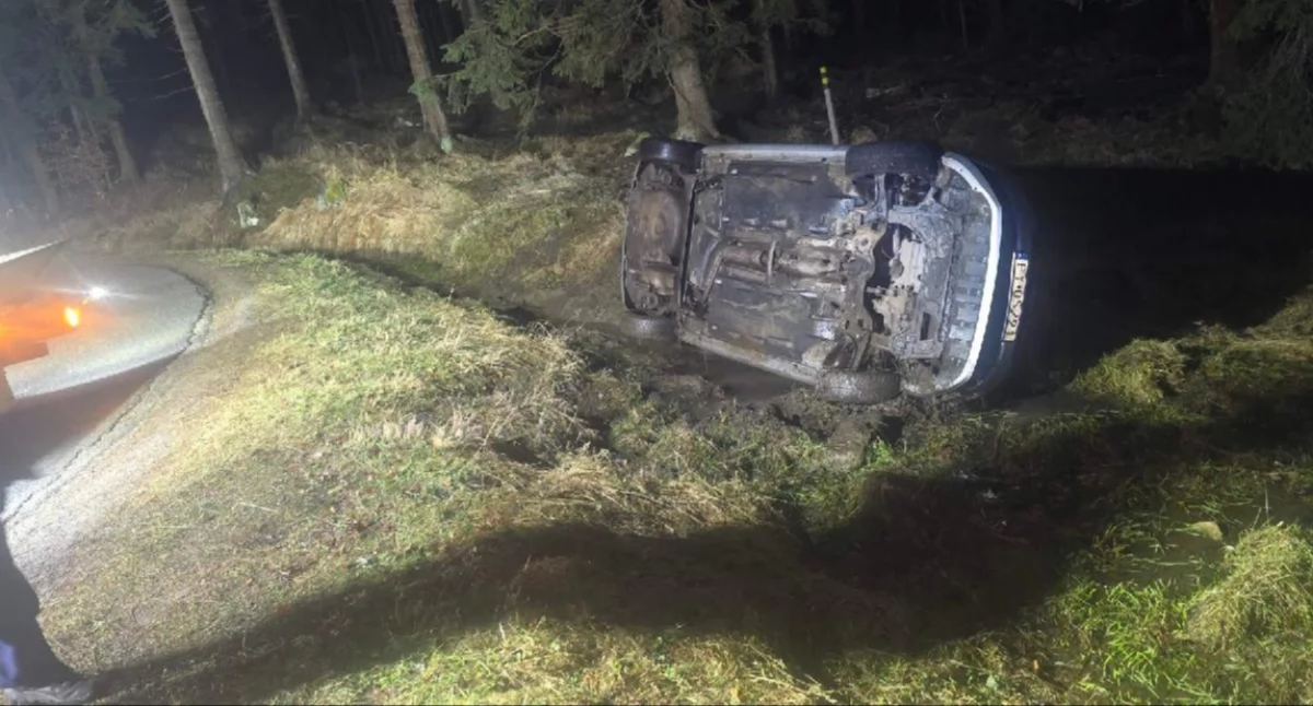 Dachowanie na DK30 w Pasieczniku. Auto poza drogą.