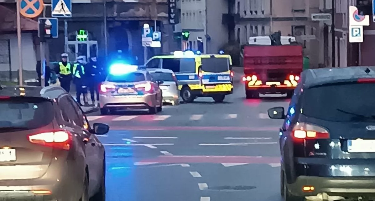 Jechali na sygnałach, lecz nie ustąpili pierwszeństwa. Policjant ukarany mandatem