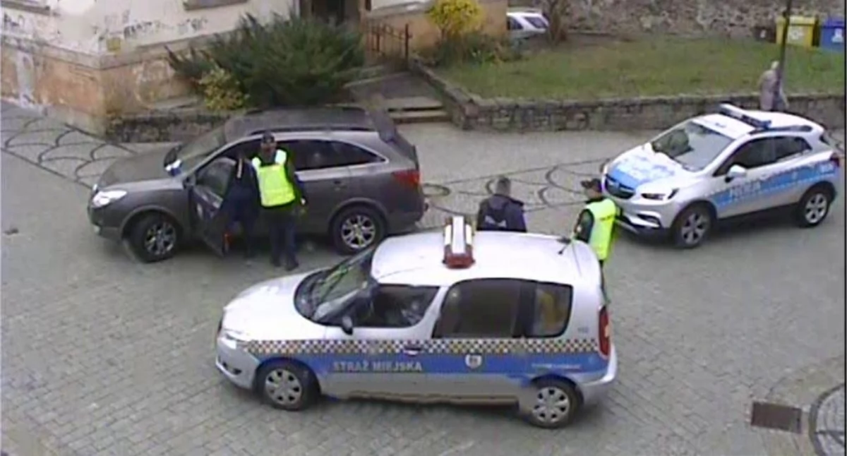 Agresywny kuracjusz, który źle zaparkował. Do pomocy wezwano policję