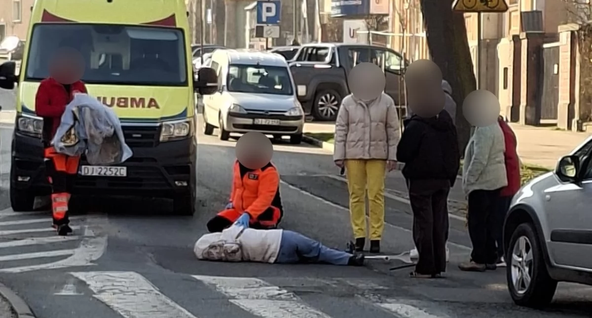 Kobieta została potrącona przez samochód na przejściu dla pieszych