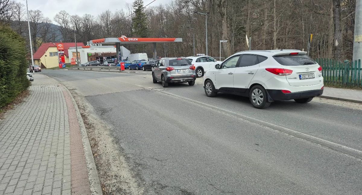 Niemcy i Czesi tankują teraz w Polsce. Przy stacjach ustawiają się wielkie kolejki