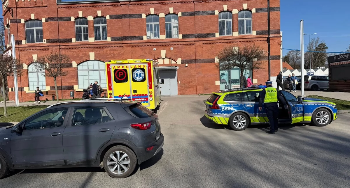 Ukradł buty, potknął się podczas ucieczki i wpadł na samochód