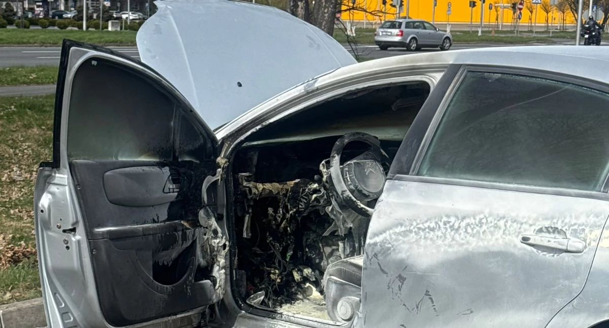 Pożar auta na parkingu supermarketu