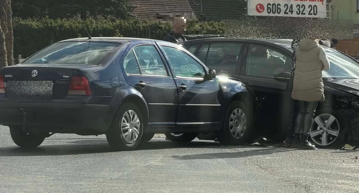 Utrudnienia w ruchu na trasie Jelenia Góra – Jeżów Sudecki. Zderzenie na wyjeździe z miasta.