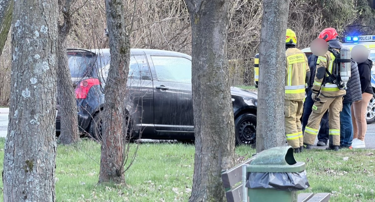 Pożar samochodu na skrzyżowaniu Cieplickiej i Romera