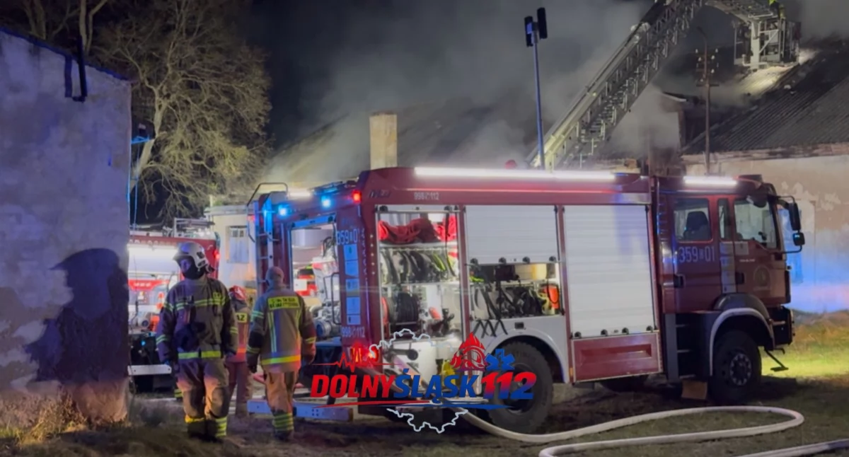 Pożar stodoły w Komarnie Górnym. Na miejscu liczne zastępy straży pożarnej.